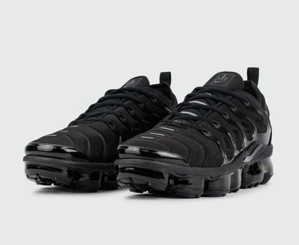 All black air vapormax plus best sale